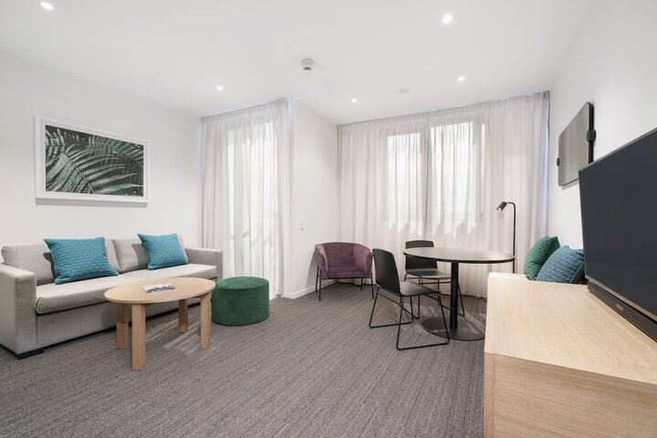 Room 4 of 33