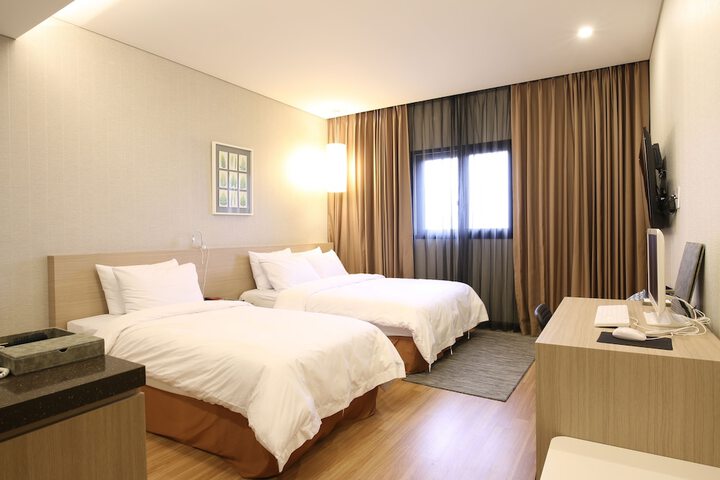 Room 4 of 14