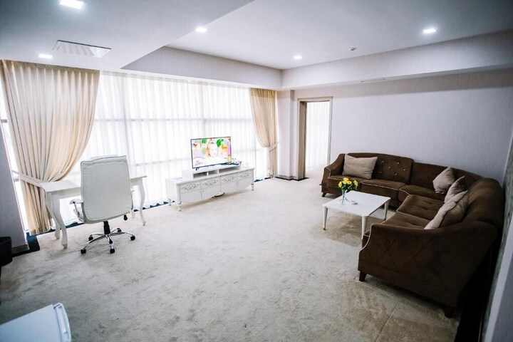 Room 8 of 16