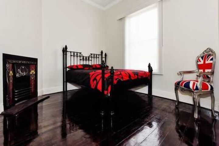 Room 4 of 18