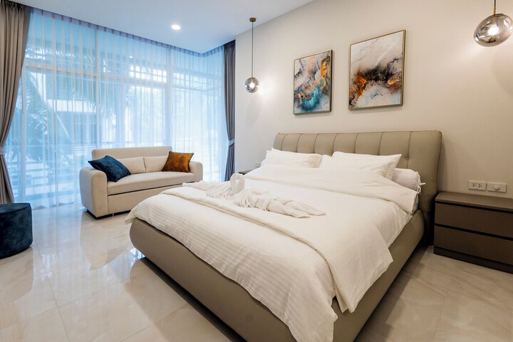 Room 5 of 213
