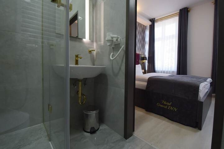 Room 4 of 9