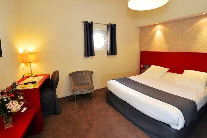 Room 9 of 33