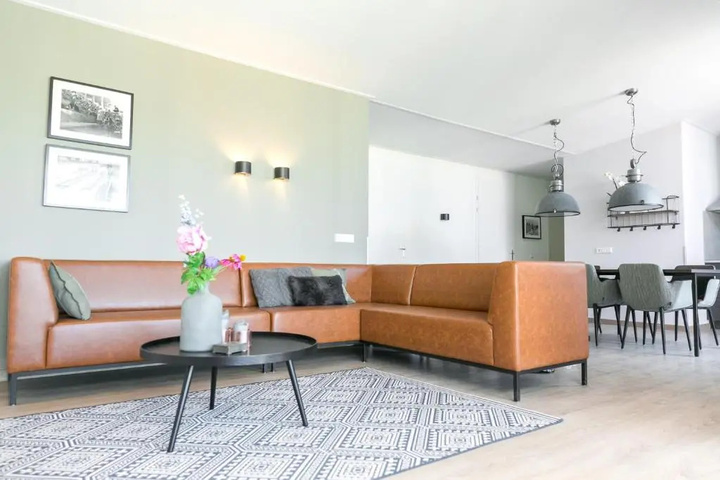 Exterior of 8p Luxe bungalow met serre