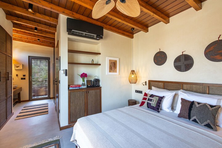Room 3 of 40