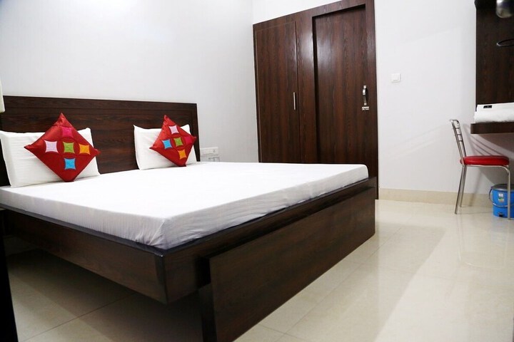 Room 6 of 16