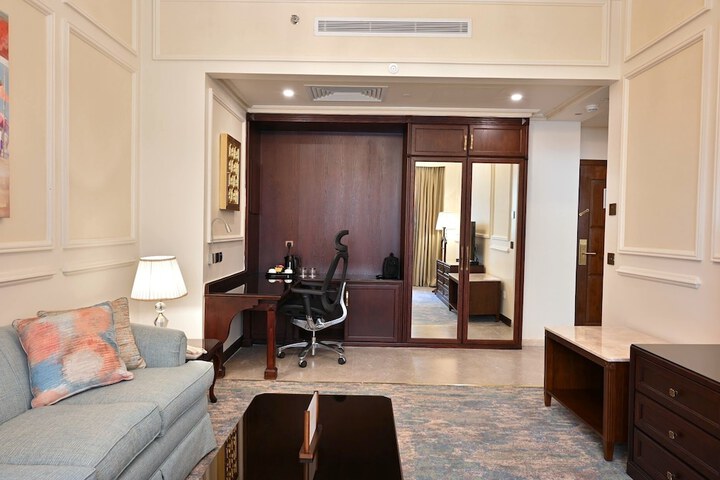 Room 33 of 100