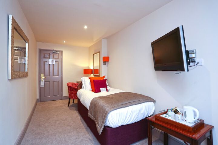 Room 3 of 93