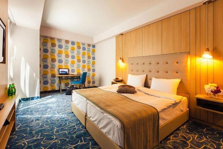 Room 4 of 8