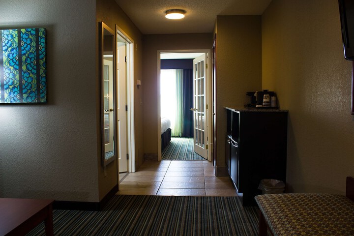 1 King Bed Microwave, Refrigerator High Speed Internet Accessible Full Breakfast (2 of 26)
