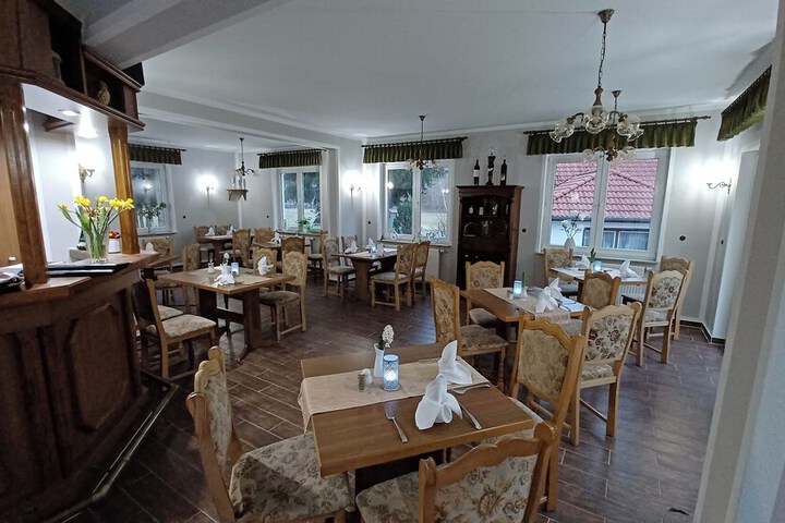 Dining 18 of 23