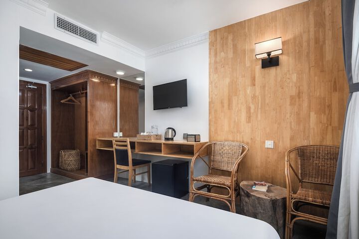 Room 7 of 16