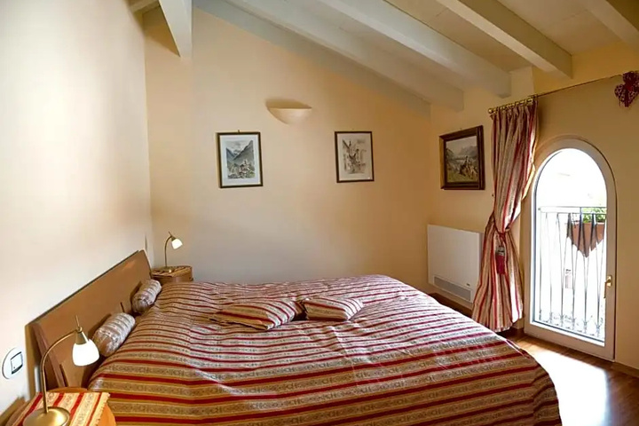 Room 2 of 17