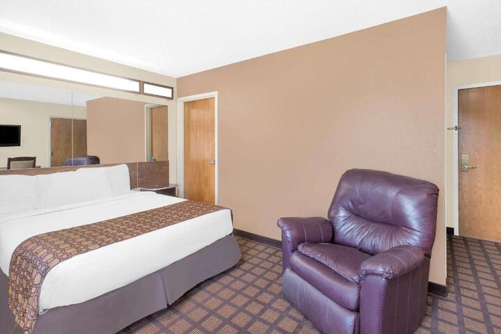 1 Queen Bed (20 of 20)