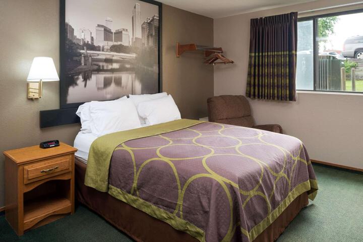 1 Queen Bed (3 of 8)