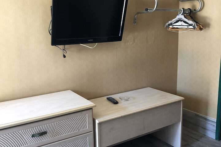 Room 10 of 16