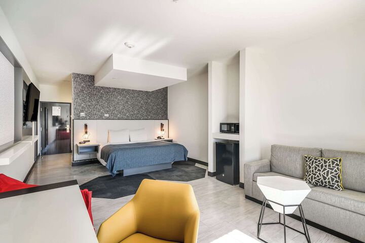 1 King Bed Kitchenette Accessible (14 of 15)