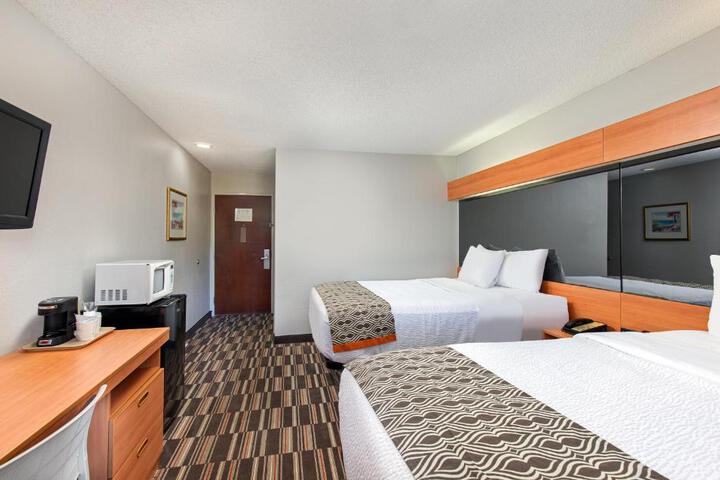 1 Queen Bed (2 of 2)
