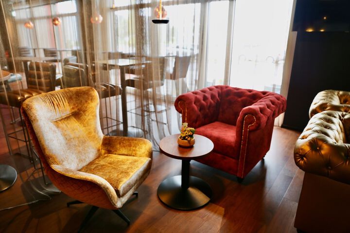 Lounge 42 of 82