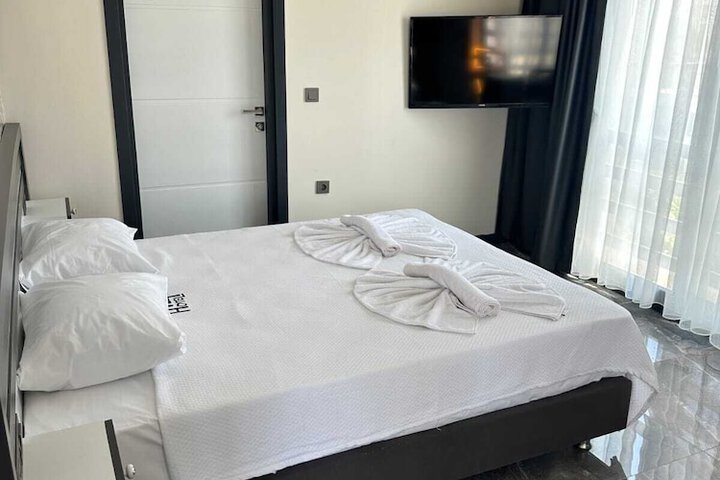 Room 4 of 6