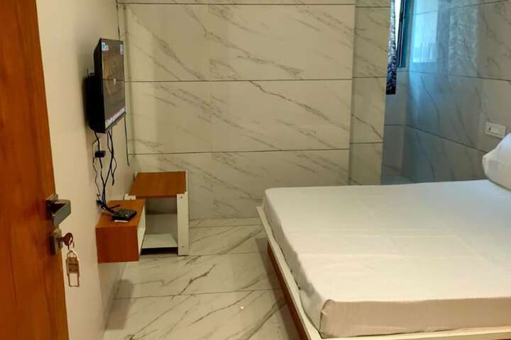Room 7 of 14