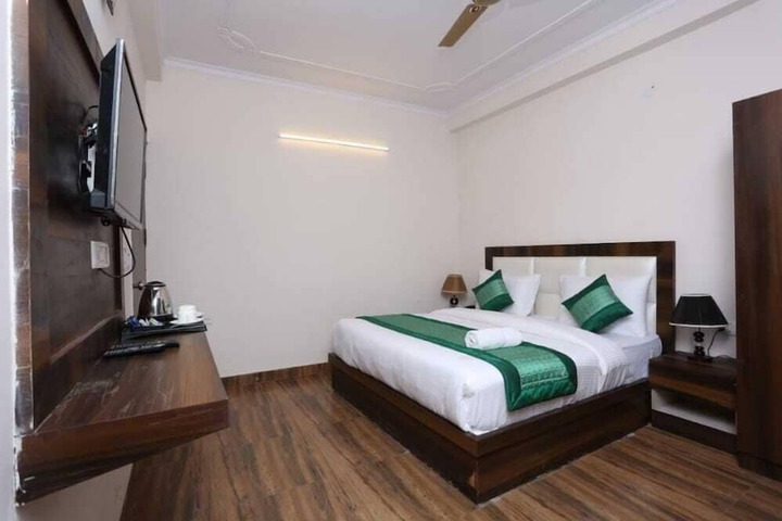 Room 4 of 8