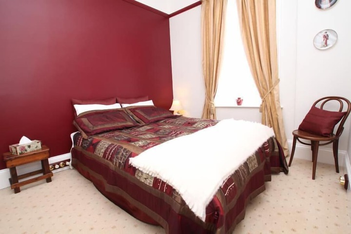 Room 6 of 28