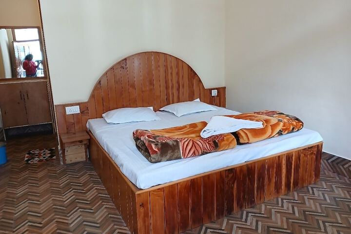 Room 4 of 5