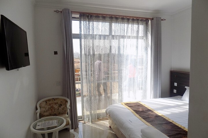 Room 10 of 37