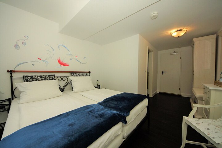 Room 5 of 19