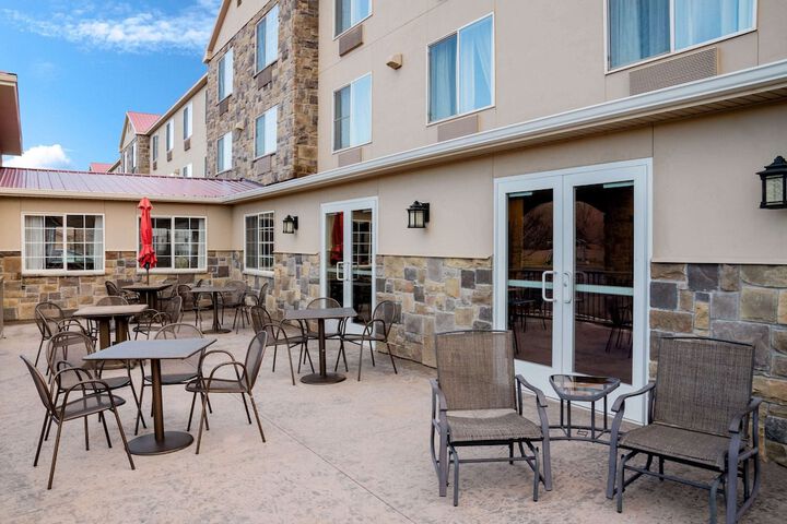 Hotel Exterior 44 of 48