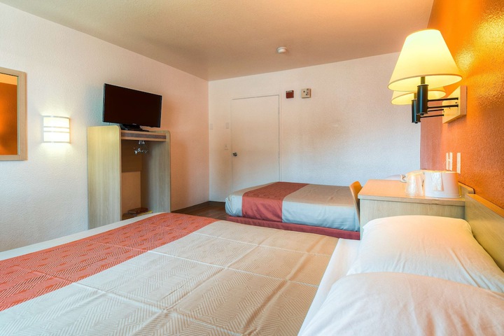 Deluxe 2 Double Beds Accessible (6 of 8)