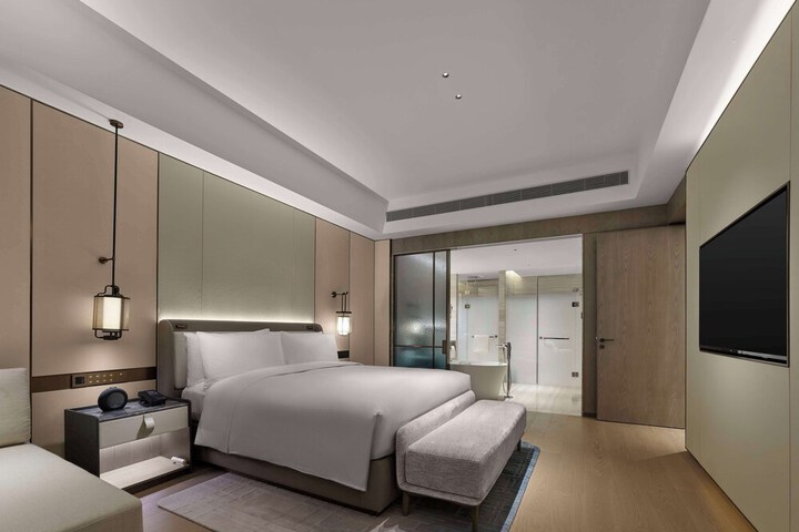 Room 13 of 90