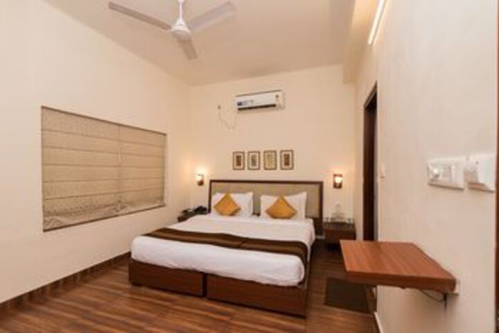 Room 9 of 16