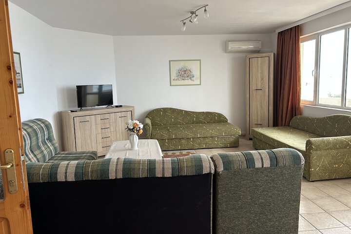 Room 32 of 146