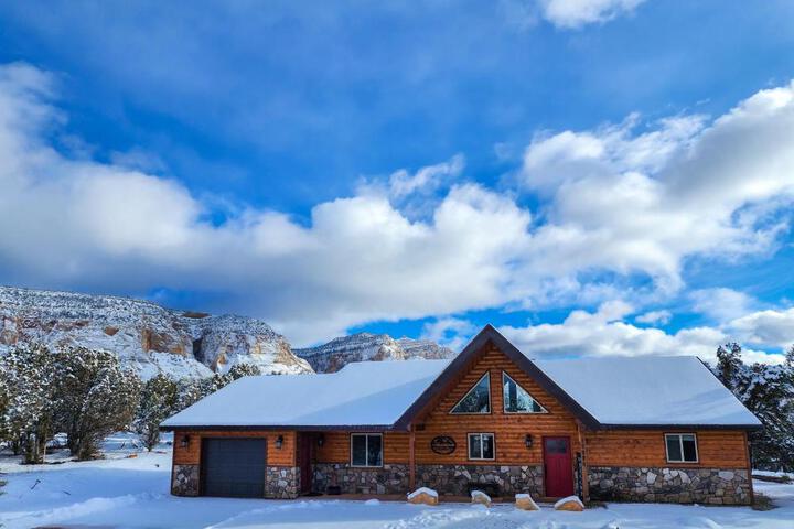 Skyfall Cabin. Stunning views Hot Tub, minutes from Zion