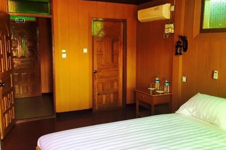 Room 8 of 16