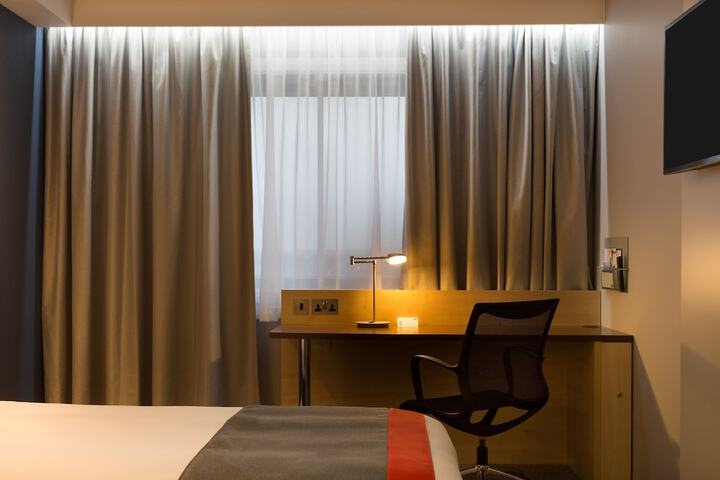 Room 32 of 65