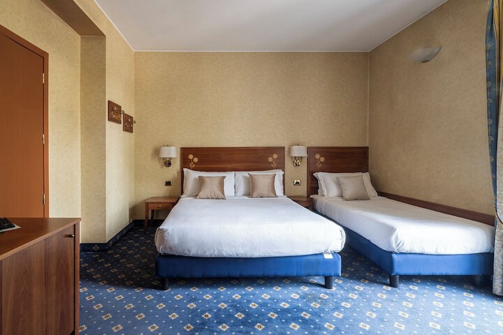 Room 32 of 46