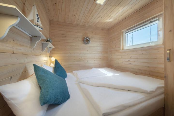 Room 2 of 33