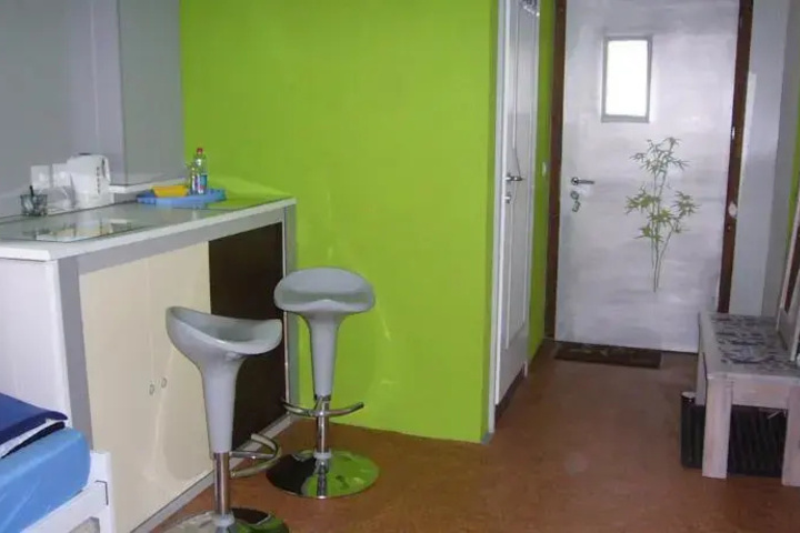 Room 4 of 8