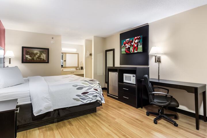Deluxe King Bed Accessible (7 of 9)