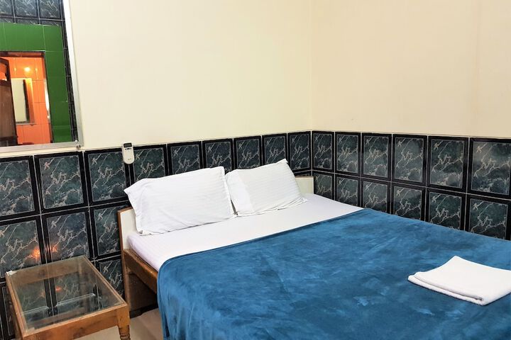 Room 4 of 12
