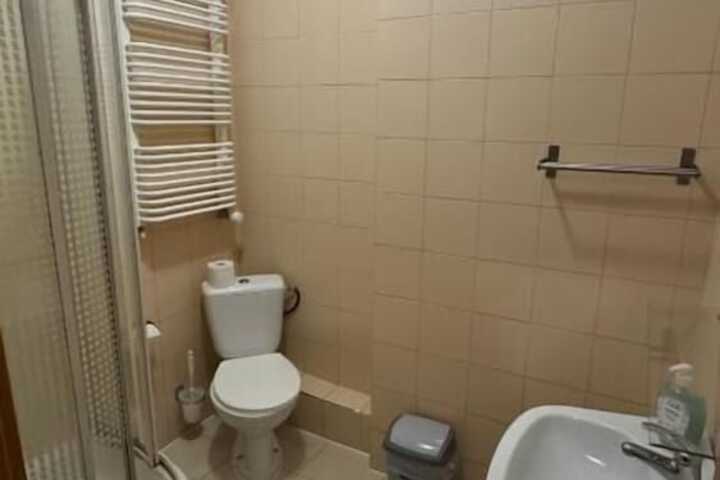 Room 7 of 12