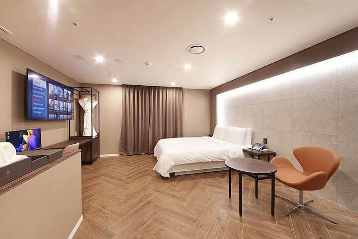 Room 4 of 140