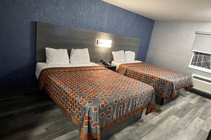 Basic 2 Queen Beds (25 of 25)