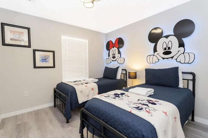 Room 5 of 18