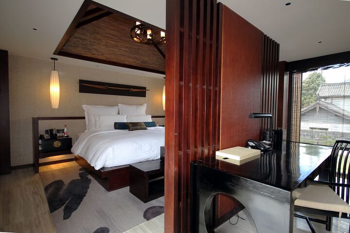 Room 10 of 111