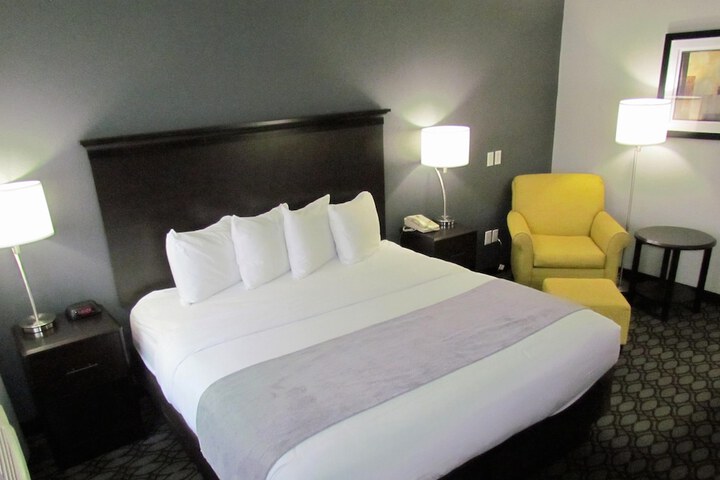 Basic King Bed (12 of 32)