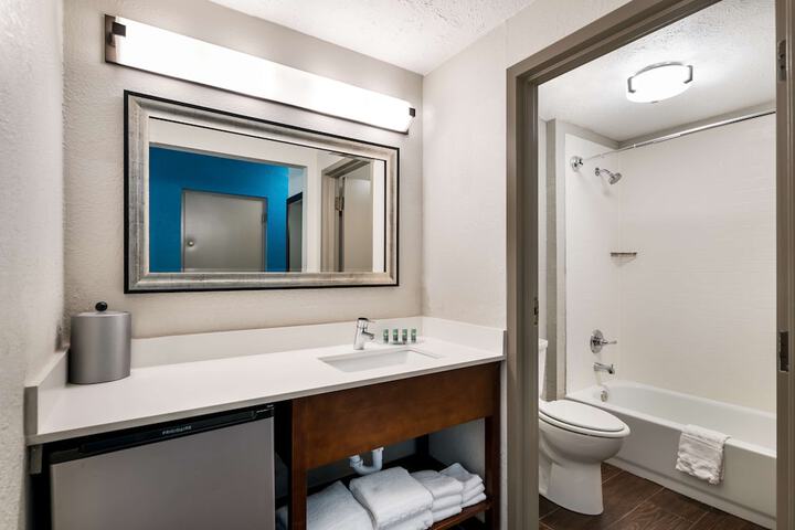 1 King Bed Balcony Microwave and Refrigerator WiFi Full Breakfast (9 of 19)